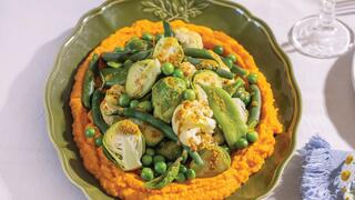 ירקות העונה בתיבול הודי על קרם גזר-שום