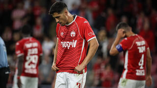 כבר לא בפסגה. מתן בלטקסה ושחקני הפועל באר-שבע לאחר ההפסד למכבי ת"א במשחק העונה 