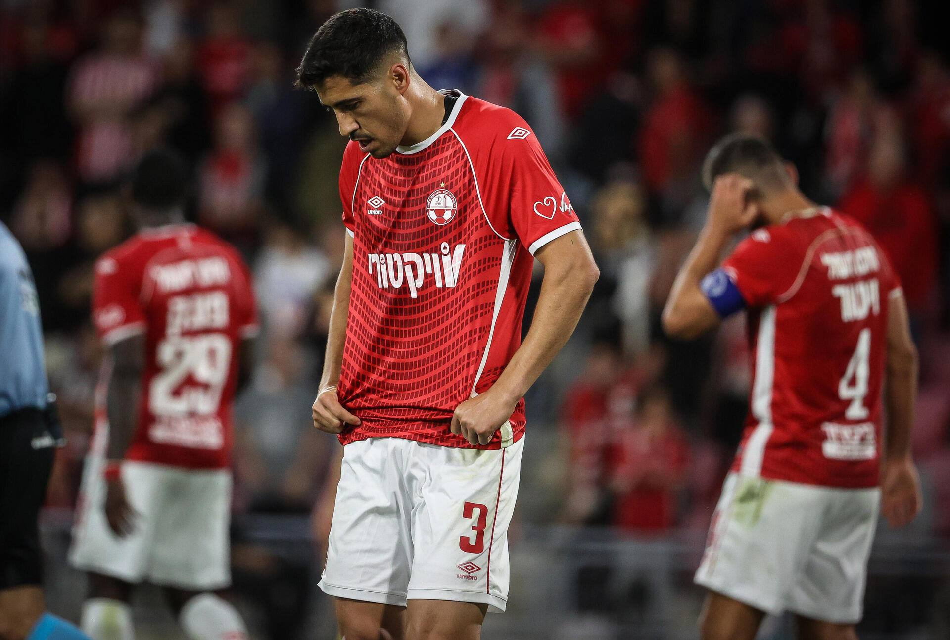 כבר לא בפסגה. מתן בלטקסה ושחקני הפועל באר-שבע לאחר ההפסד למכבי ת"א במשחק העונה 