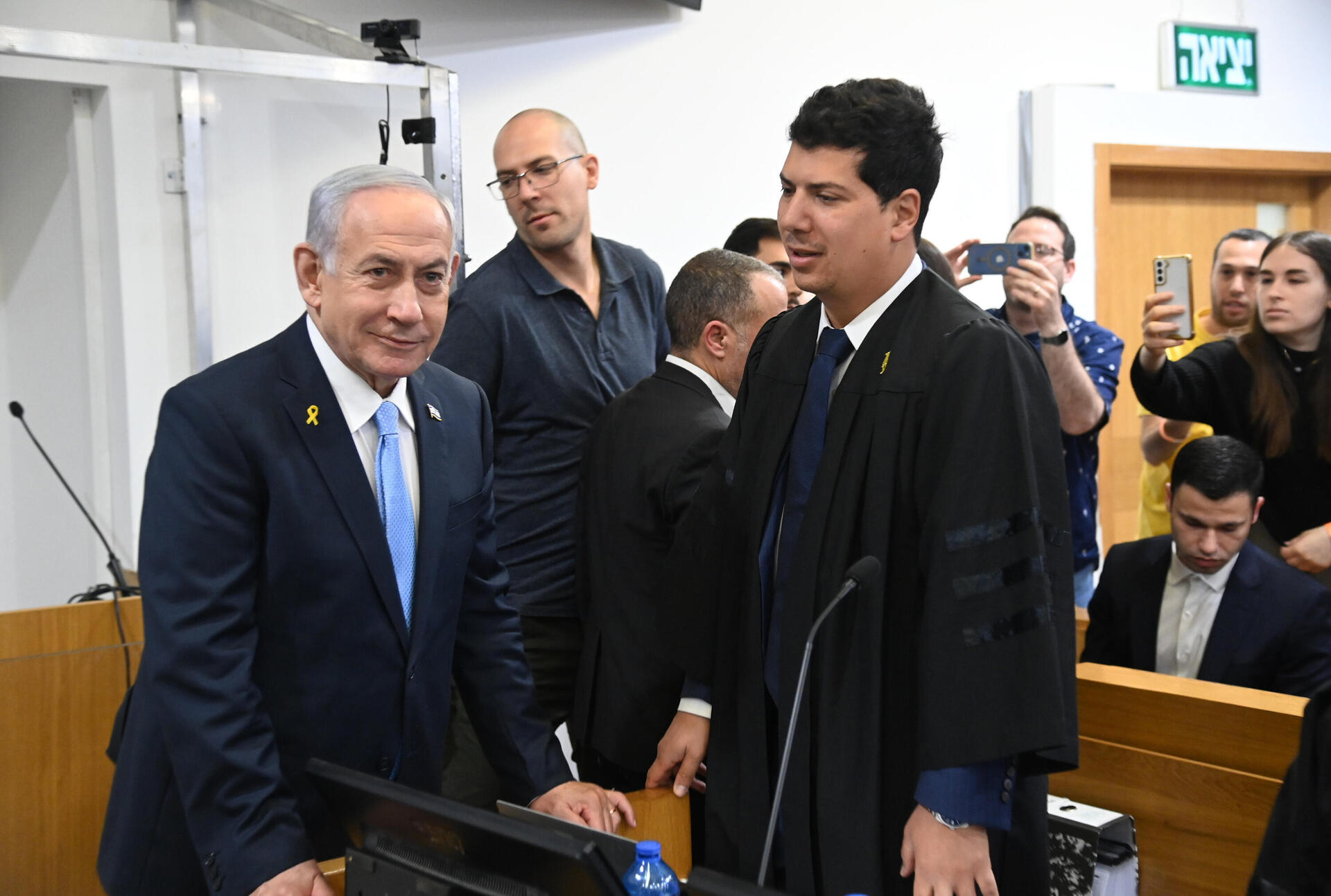 נתניהו בבית-המשפט עם עורך-דינו, עמית חדד 