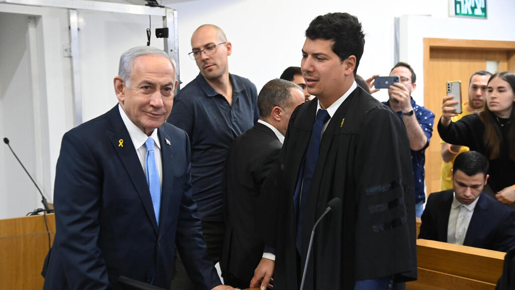 נתניהו בבית-המשפט עם עורך-דינו, עמית חדד 