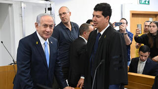 נתניהו בבית-המשפט עם עורך-דינו, עמית חדד 