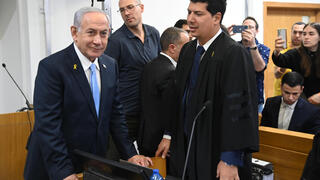 נתניהו בבית-המשפט עם עורך-דינו, עמית חדד 