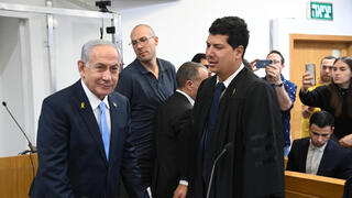 נתניהו בבית-המשפט עם עורך-דינו, עמית חדד 