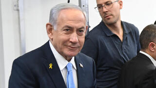 נתניהו בבית-המשפט עם עורך-דינו, עמית חדד 