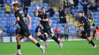 ירדן שועה מנופף לעבר חצי הגמר