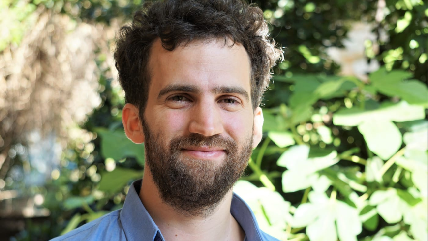 מנסה להבין איך נוצרים חורים שחורים על-מסיביים ואיך הסביבה שלהם נראית. איתי ליניאל 
