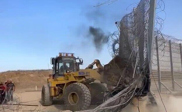 Hamas breaking the border fence on October 7 חמאס פורץ את הגדר ב7 לאוקטובר