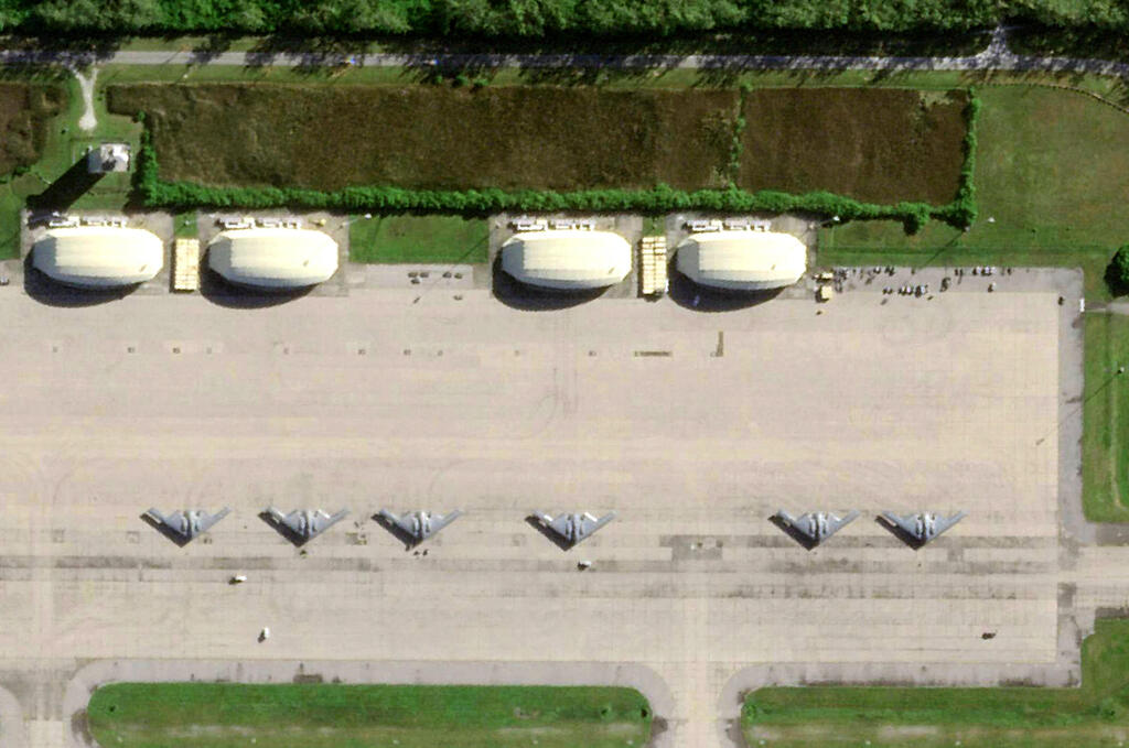 מפציצים מפציץ מטוס של צבא ארה"ב מדגם B2 B-2 באי דייגו גרסיה שבאוקיינוס ההודי בצילום לוויין מ-2 באפריל