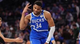 יאניס אנטטוקומפו חוגג