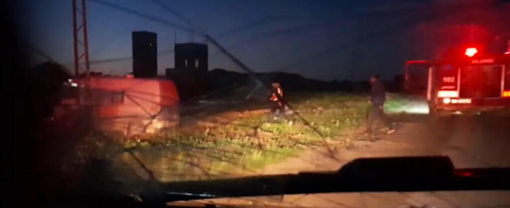 Aid workers move toward the ambulance that veered off the road, just before the shooting begins (Photo: from New York Times) צילום של אחד הפרמדיקים שנהרג ברפיח, שבו נראים אותות חירום - בניגוד לגרסת צה"ל