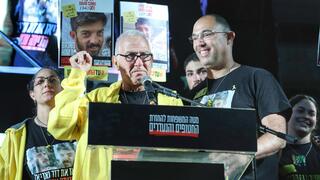 גדי מוזס נואם בעצרת מחאה בכיכר החטופים בתל אביב