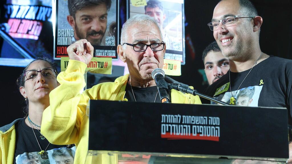 גדי מוזס נואם בעצרת מחאה בכיכר החטופים בתל אביב