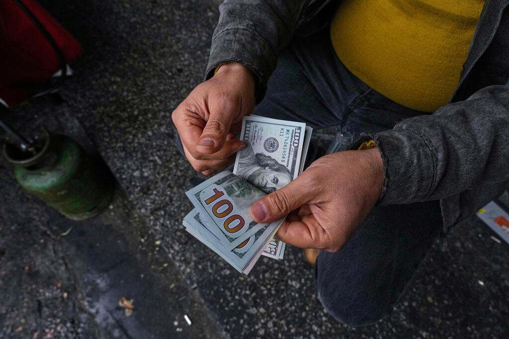 Iranian rial hits record low in exchange against the dollar 