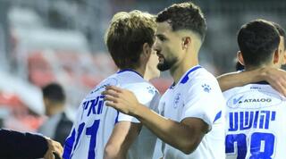 ויטאלי דמשקאן ווילסון האריס מתחבקים