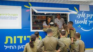 "ניידת הידידות" באחד מבסיסי צה"ל