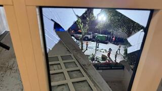דלת של מרפסת נפלה מקומה עליונה, בשכונה בה נפל הרסיס באשקלון