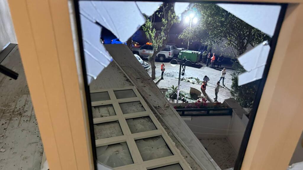 דלת של מרפסת נפלה מקומה עליונה, בשכונה בה נפל הרסיס באשקלון