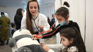 רוני ואודל פרץ בודקות את ג'וני ב"בית החולים לבובות" בצפת 