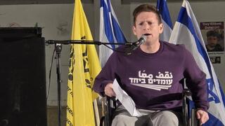 עודד רותם, המפגין שנדרס בהפגנה בירושלים, נואם על כיסא גלגלים