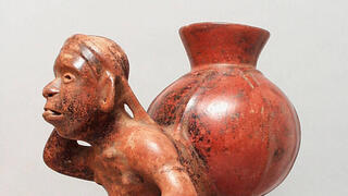 פסל קטן שממחיש את השימוש ברצועות ראש