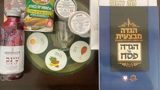 הגדה מבצעית לצד שאר תכולת ערכת החג ללוחמים