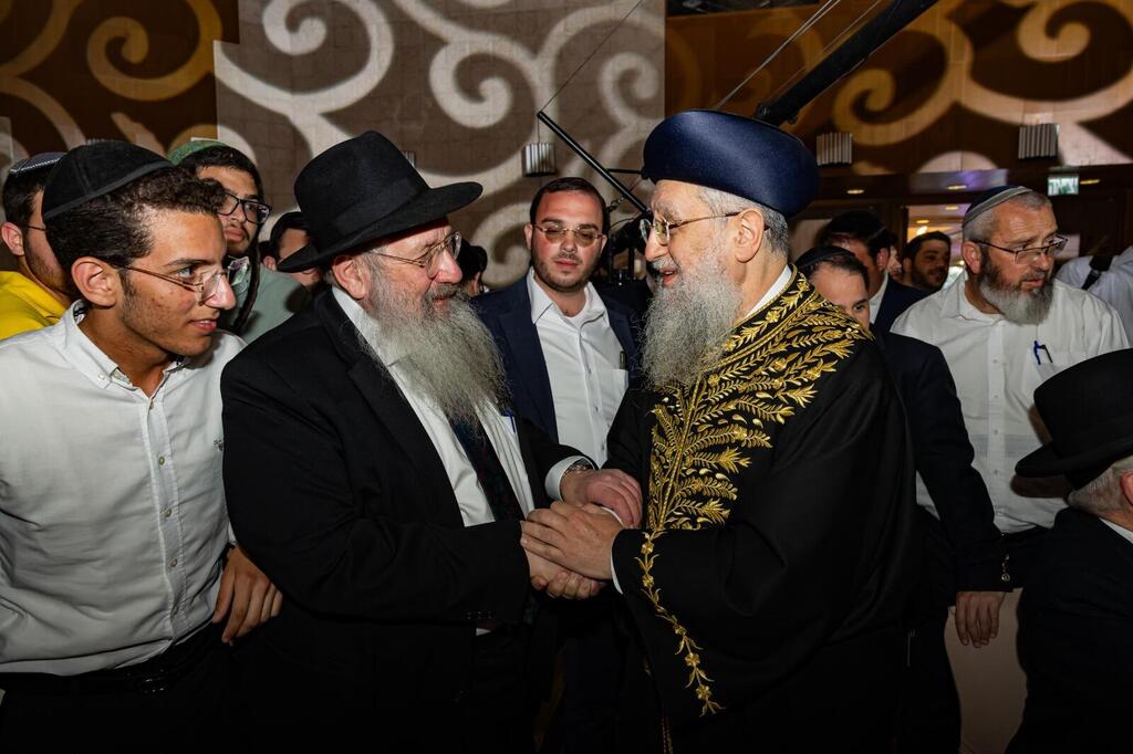 הרב הראשי דוד יוסף באירוע עם הרב שלום דוכמן, מנהל כולל חב"ד