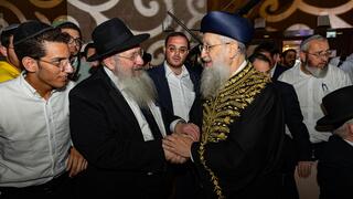 הרב הראשי דוד יוסף באירוע עם הרב שלום דוכמן, מנהל כולל חב"ד