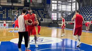 שחקן הפועל ת"א תומר גינת עם נועם יעקב