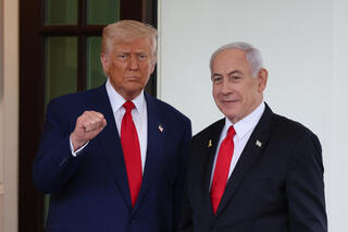 ראש הממשלה בנימין נתניהו מגיע לפגישתו עם דונלד טראמפ בבית הלבן