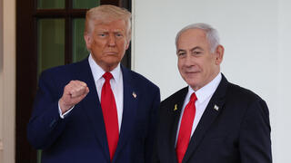 ראש הממשלה בנימין נתניהו מגיע לפגישתו עם דונלד טראמפ בבית הלבן