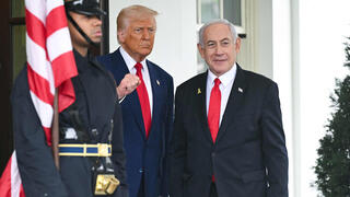 ראש הממשלה בנימין נתניהו מגיע לפגישתו עם דונלד טראמפ בבית הלבן