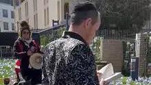הרב שמואל הרצפלד והמפגינה עם הרמקול