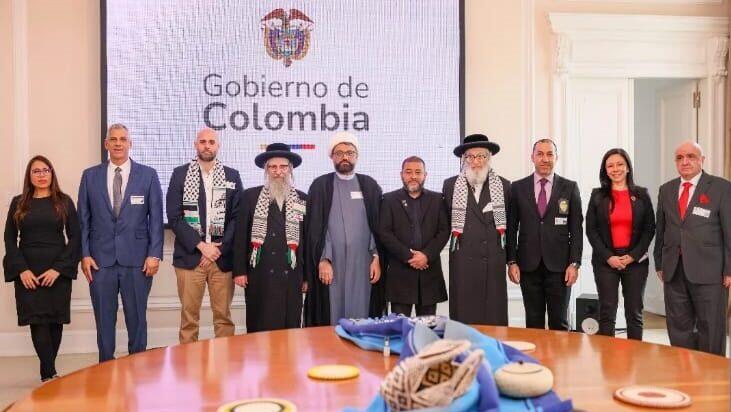 Richard Gamboa Ben-Eleazar (3rd R), representatives of the Palestinian community of Colombia, rabbis from the anti-Zionist group Neturei Karta, and other religious leaders participate in a meeting with Colombian President Gustavo Petro. 