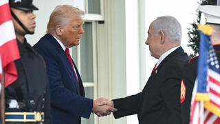 ראש הממשלה בנימין נתניהו מגיע לפגישתו עם דונלד טראמפ בבית הלבן