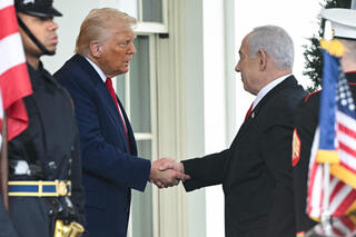 ראש הממשלה בנימין נתניהו מגיע לפגישתו עם דונלד טראמפ בבית הלבן