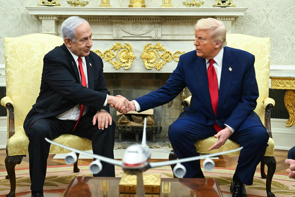 US President Donald Trump and Prime Minister Benjamin Netanyahu at an Oval Office meeting last year (Photo: Saul Loeb / AFP) ראש הממשלה בנימין נתניהו ונשיא ארה"ב דונלד טראמפ בחדר הסגול