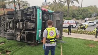 התהפכות אוטובוס ברחוב לוי אשכול בראשון לציון