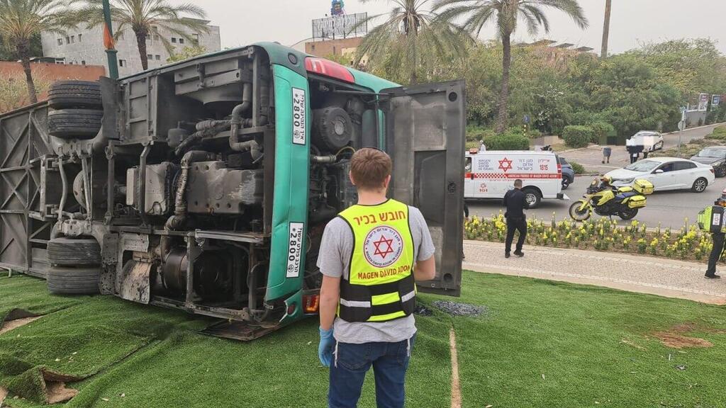התהפכות אוטובוס ברחוב לוי אשכול בראשון לציון