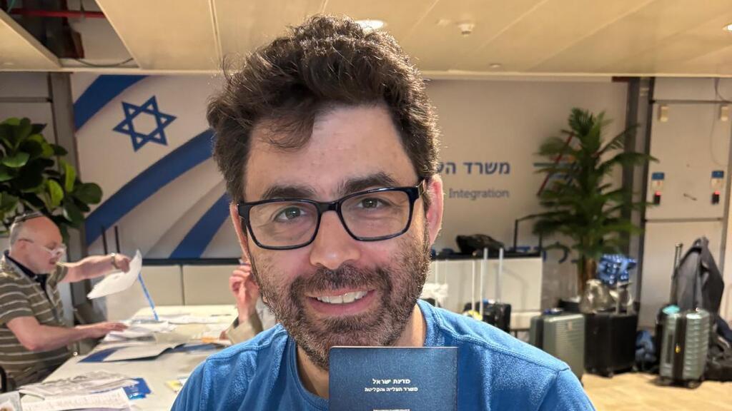 יעקב שץ עם תעודת העולה