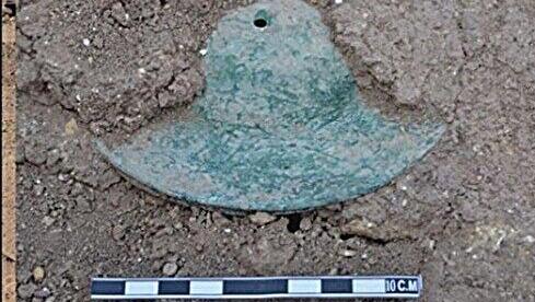 המצלתיים מהנחושת שהתגלו בחפירות הארכאולוגיות בעומאן, באתר שמקושר לתרבות אום אל-נאר