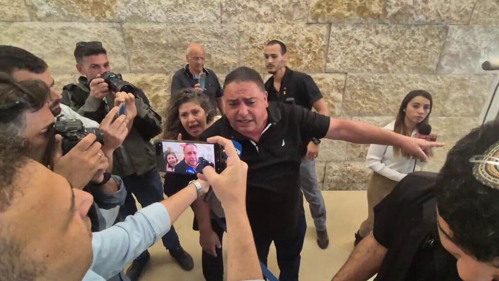 צעקות ועימותים מחוץ לדיון בבג"ץ בעתירות לפיטורי ראש השב"כ רונן בר