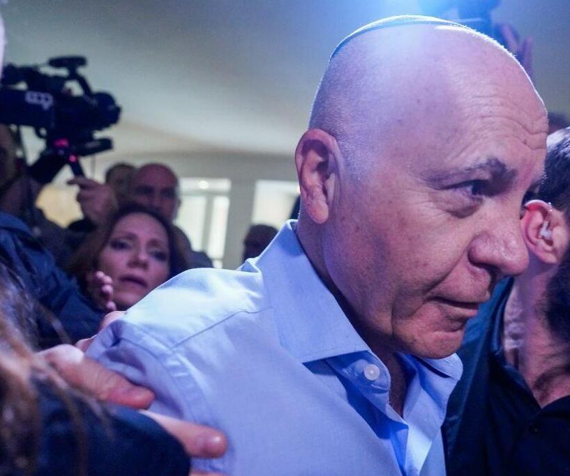 Йорам Коэн (Фото: Шалев Шалом) יורם כהן יוצא מהאולם בזמן שאזרחים מקיפים אותו בצעקות "בושה"