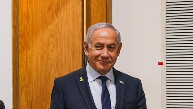 רה"מ בנימין נתניהו נכנס לאולם הדיונים על מנת לתת את עדותו בתיקי אלפים