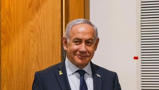 רה"מ בנימין נתניהו נכנס לאולם הדיונים על מנת לתת את עדותו בתיקי אלפים