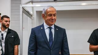 רה"מ בנימין נתניהו נכנס לאולם הדיונים על מנת לתת את עדותו בתיקי אלפים