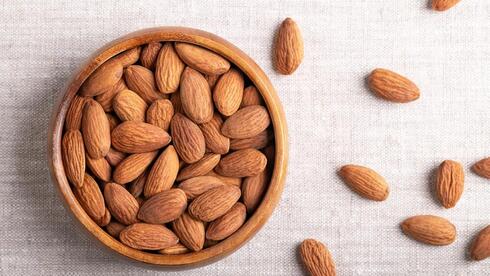 אגוזי שקדים