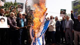 איראן טהרן כיכר פלסטין שורפים דגלים הפגנה למען עזה