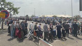 אנשים מחכים לסיוע לחבילות מזון לחג