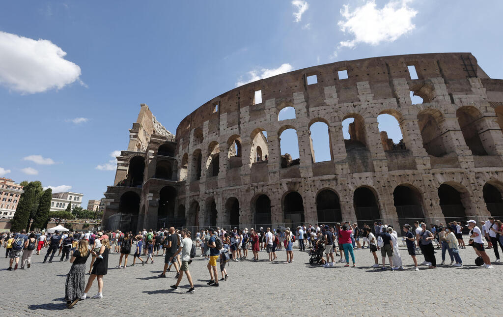 Tourists outside the Colosseum (Photo: AP Photo/Riccardo De Luca) תיירים מחוץ לקולוסיאום